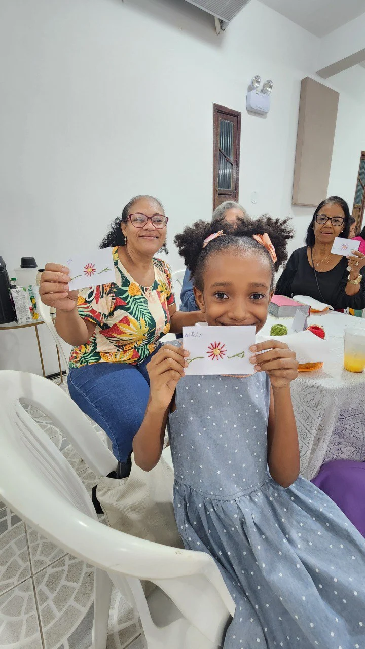 Mujeres bordando juntas en una sesión del Bendito Club
